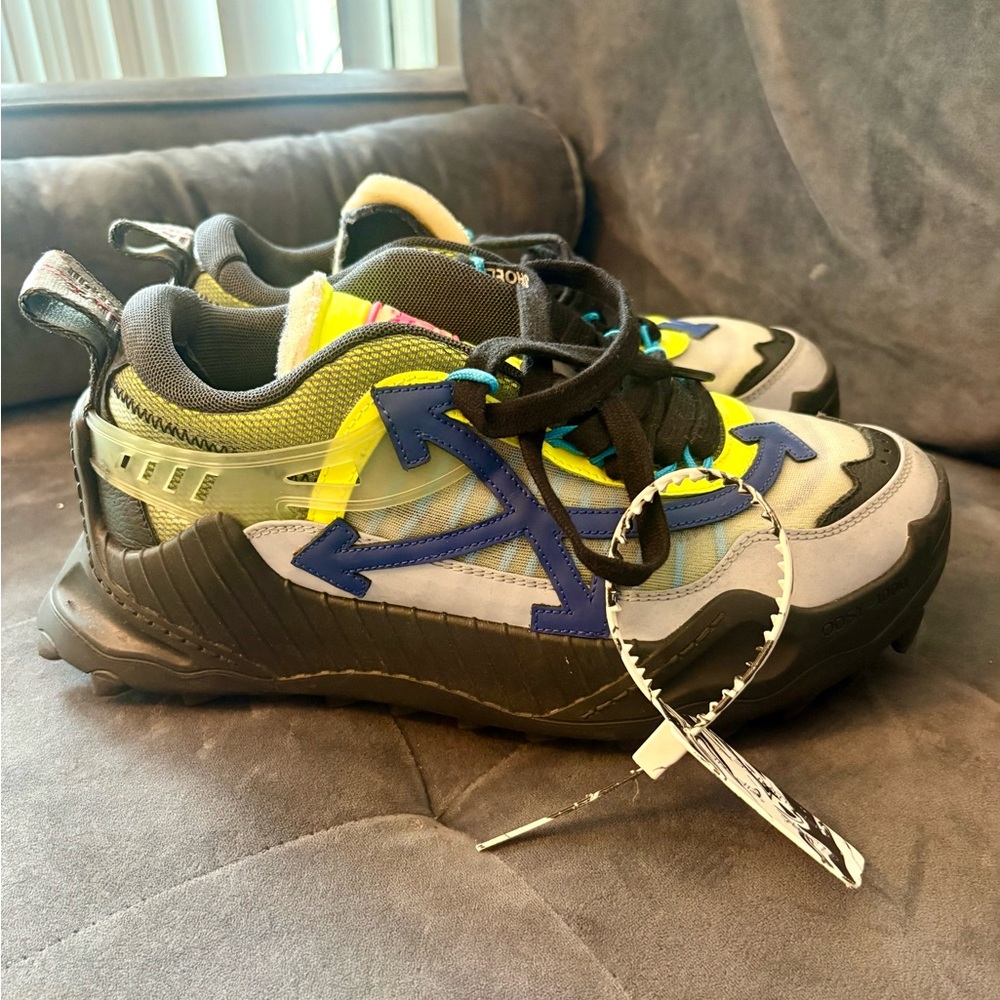 Stylish Multicolor Sneakers with Blue Accents